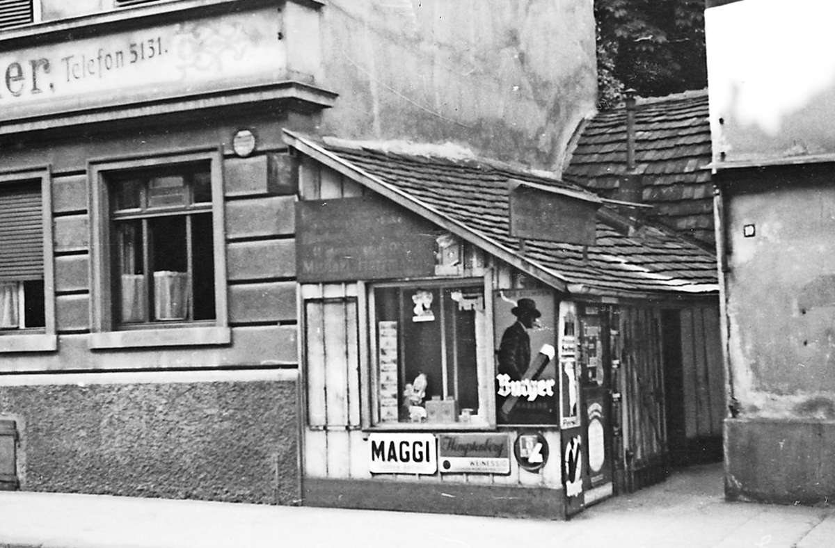 Ein Kiosk in der Hoppenlaustraße wirbt für Schweizer Zigarren der Marke Burger. Allerdings wird der Verkauf von Tabakwaren seit 1942 streng reguliert. Foto: Stadtarchiv