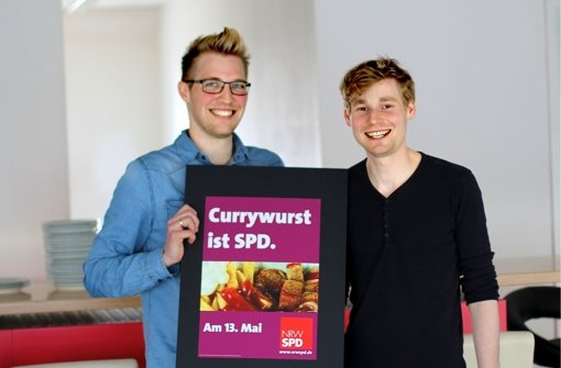 Jonathan Gauss (links) und Erik Flügge zeigen ihren siegreichen Plakatentwurf Foto: privat
