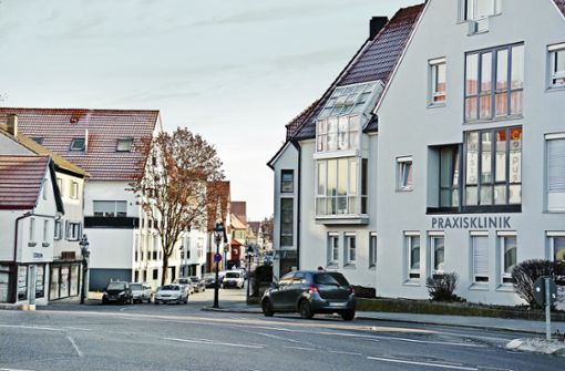 Kreuzung der Stuttgarter Straße und der Langestraße – Anwohner beschweren sich regelmäßig über Falschparker im Bereich des Praxis-Eckhauses. Foto: Sophia Herzog