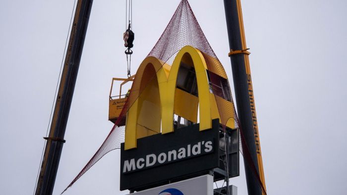 Kran sichert marodes McDonald's-Schild mit großem Netz