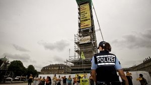 S21-Gegner protestieren auf dem Schlossplatz