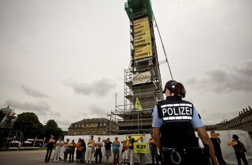 Parkschützer haben am Donnerstag ein Banner an der Jubiläumssäule auf dem Stuttgarter Schlossplatz entrollt.  Klicken Sie sich durch unsere Bildergalerie. Foto: Peter Petsch