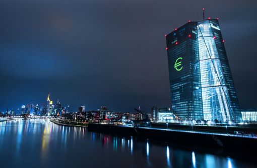 Die Europäische Zentralbank in Frankfurt ist das Epizentrum der EU-Finanzpolitik. Das jüngste Beben im Streit um Anleihekäufe ging jedoch von Karlsruhe aus. Foto: dpa/Boris Roessler