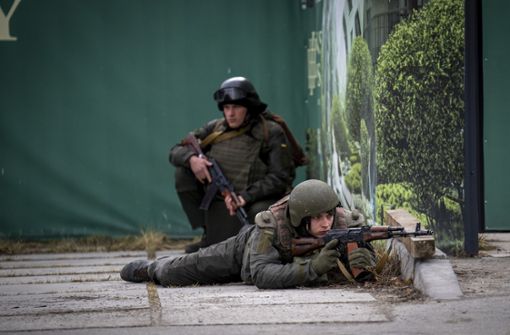 Auch verurteilte Verbrecher kämpfen in Kiew an Seite dieser regulären Soldaten. Foto: dpa/Emilio Morenatti