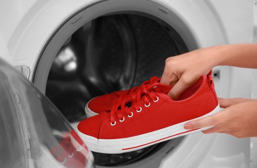 Nicht alle Schuhe dürfen in die Waschmaschine. Foto: Africa Studio / shutterstock.com