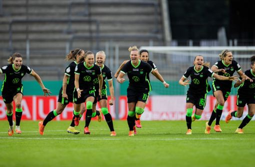 Jubel bei den Spielerinnen des VfL Wolfsburg nach dem Spielende. Foto: dpa/Rolf Vennenbernd