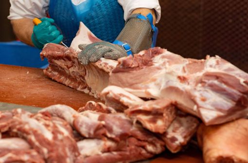 Ein Metzger zerlegt ein Schwein (Symbolbild). Foto: Imago//Fotostand/ Gelhot