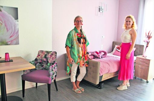 Geschäftsführerin Rosemarie Amos-Ziegler (links) und Hoteldirektorin Lara Riehle (rechts) in einem der Pflegehotel-Zimmer, die alle unter anderem mit Pflegebetten ausgestattet sind. Foto: /Katja Eisenhardt