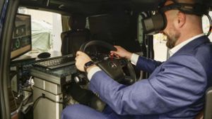 Wie können Lastwagenfahrer ihre automatisierten Trucks am besten bedienen? Mit einer Virtual-Reality-Brille wird das ausprobiert. Foto: Simon /e