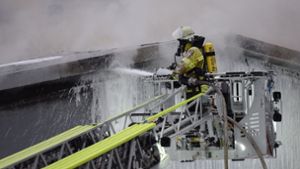 Ein Großbrand in einer Schreinerei in Neckartenzlingen forderte am Wochenende Feuerwehr und Polizei. Foto: 7aktuell.de | Oskar Eyb