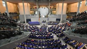 Der Bundestag wird groß, das steht fest – unten sehen Sie, wie die Sitze verteilt sind. (Archivbild) Foto: dpa/Ralf Hirschberger