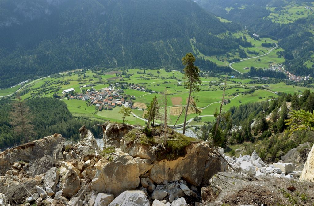 Geröllmassen über Brienz drohen das  Dorf im Kanton Graubünden unter sich zu begraben. Foto: Kanton Graubünden