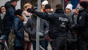 In Berlin haben Gegner der Corona-Maßnahmen trotz Verbot demonstriert. Foto: AFP/JOHN MACDOUGALL