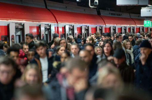 Am Hauptbahnhof und am Bahnhof Vaihingen tummeln sich oft viele Fahrgäste. Foto: Marijan Murat/dpa