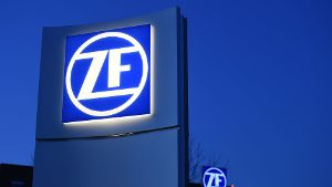 Das ZF-Logo leuchtet über dem Forschungs- und Entwicklungszentrum in Friedrichshafen. Die Suche nach einem neuen Chef läuft, dauert aber noch Foto: dpa