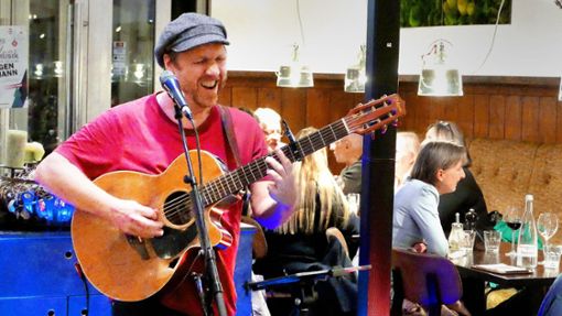 Jürgen Ammann an der Gitarre – dem „singenden Heilpraktiker“ machen die Auftritte nach wie vor Spaß. Foto: /  Bernd Epple