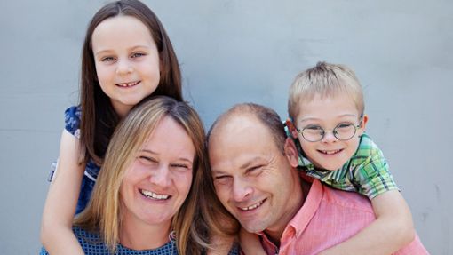 Kerstin und Andy Engelmann mit ihren Kindern Melissa und Niklas. Der Alltag der Familie aus Zell ist herausfordernd. Foto: www.connywenk.com