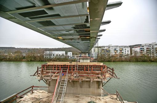 Statt des Spannbeton-Kolosses aus den 60-er Jahren schwebt nun eine Stahlkonstruktion über dem Neckar zwischen Mettingen und Brühl. Foto: Roberto Bulgrin