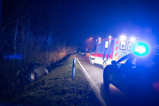 Die Ersthelfer haben die Unfallstelle bis zum Eintreffer von Polizei und Krankenwagen abgesichert. Foto: KS-Images.de