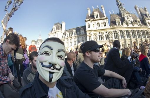 Bei der Occupy-Wall-Street-Demonstration am 15. Oktober in Paris trägt einer der Teilnehmer eine Guy-Fawkes-Maske, die zum Symbol der Bewegung geworden ist. Fawkes, ein englischer Offizier, war 1606 hingerichtet worden, wegen eines versuchten Attentats auf das britische Parlament mitsamt dem König. Foto: dpa