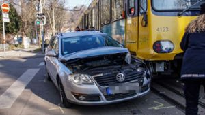 An einer Kreuzung in Stuttgart ist ein Autofahrer mit einer Stadtbahn kollidiert. Foto: SDMG