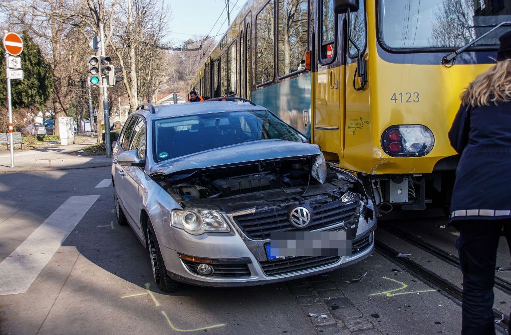 An einer Kreuzung in Stuttgart ist ein Autofahrer mit einer Stadtbahn kollidiert.