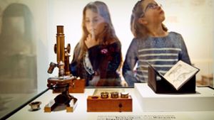 Mitmachausstellung 2016: Kinder vor einer Vitrine zu Gottlieb Daimler im  Jungen Schloss Foto: Landesmuseum Württemberg/Franziska Schneider
