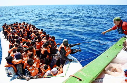 Nachdem die Menschen gerettet worden sind, werden die Schlauchboote abgestochen, damit sie nicht weiter zum Einsatz kommen. Foto: /z