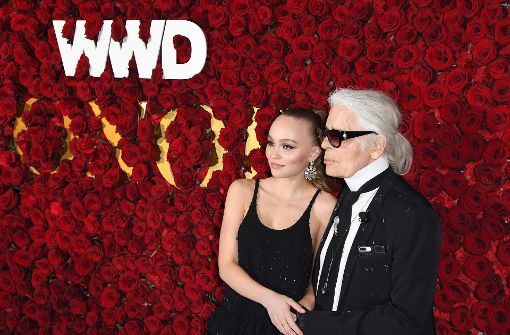 Lily-Rose Depp und Karl Lagerfeld bei den WWD Honors Awards in New York. Foto: AFP