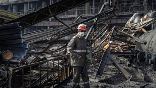 Ein Arbeiter beseitigt die Trümmer des DTEK-Kraftwerks, das von einer russischen Rakete getroffen wurde. Foto: Evgeniy Maloletka/AP/dpa
