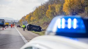 Ein Fahrzeug ist bei dem Unfall in den Grünstreifen geschleudert worden. Foto: KS-Images.de