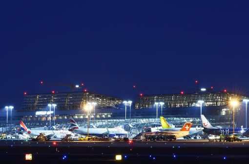 Mehrere Passagierflugzeuge stehen vor dem Flughafen in Stuttgart. Foto: dpa