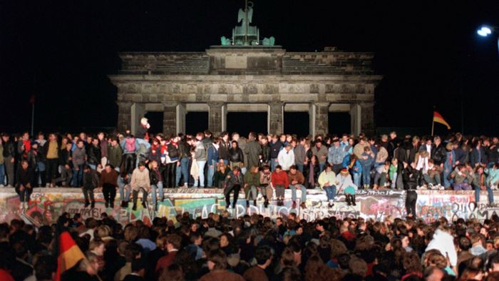 Berlin erinnert mit Rosen und Kerzen an Mauerfall
