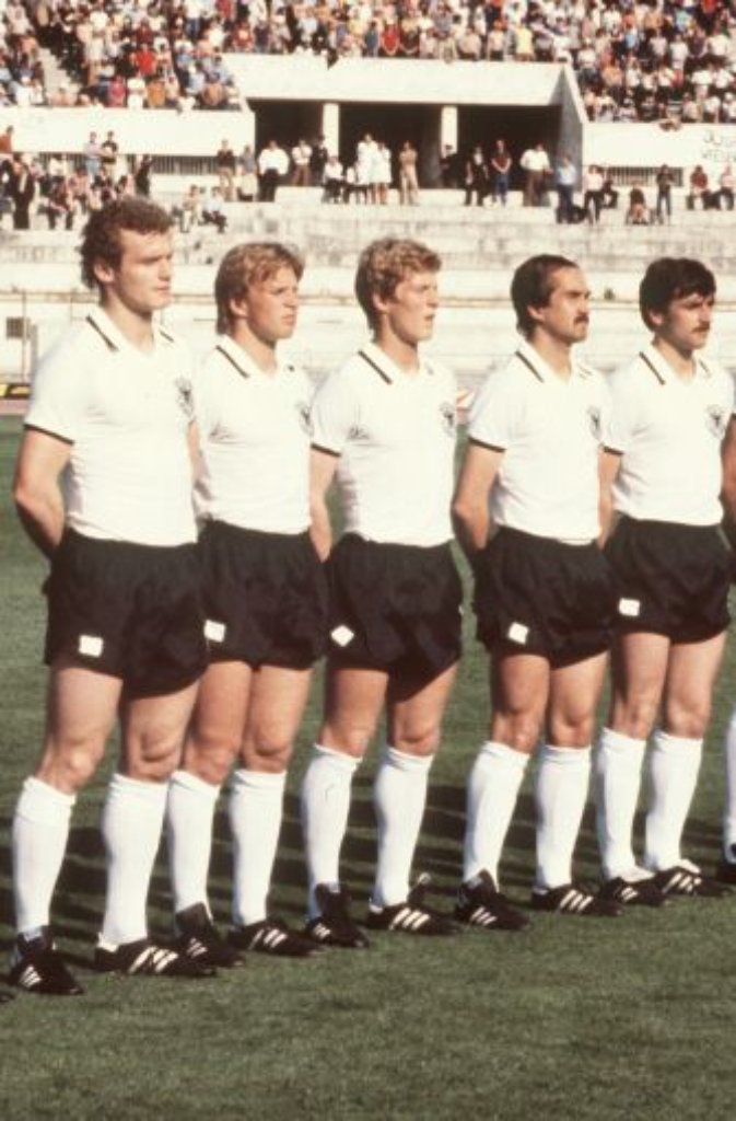 Bei den Förster-Brüdern, die 1982 bei der WM in Spanien dabei waren, galt Karl-Heinz (Dritter von links) immer als der Talentiertere. Bernd (Zweiter von links) war der Jüngere und stand immer im Schatten seines legendären Bruders.