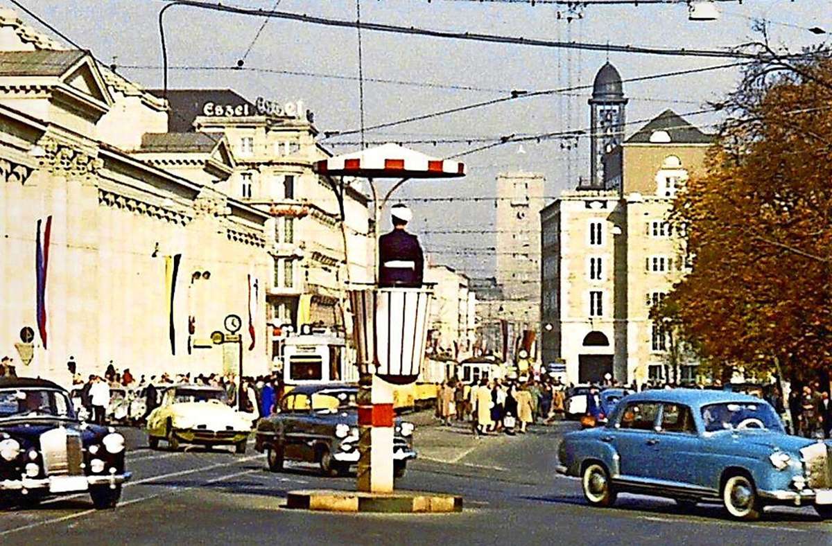 Das Foto entstand 1960 auf Höhe des Schlossplatzes. Weiter unten an der  Königstraße/Ecke Bolzstraße wurde 1939 die erste Stuttgarter Verkehrsampel aufgestellt. Foto: Haus der Geschichte