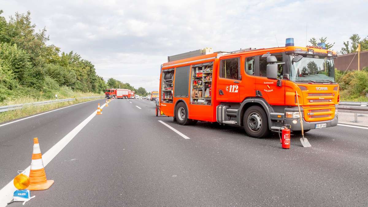 A8 bei Pforzheim: Frau rettet sich auf Autobahn aus brennendem Auto