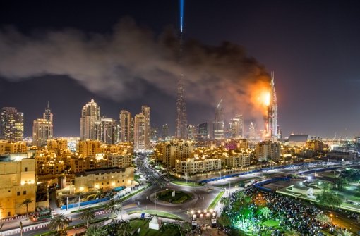 Das brennende Luxushotel: Rauch zieht über die Skyline von Dubai. Foto: DPA