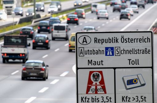 In einigen Gebieten sollen deutsche Autofahrer künftig auf die Vignette verzichten können. (Archivbild) Foto: dpa/Matthias Balk