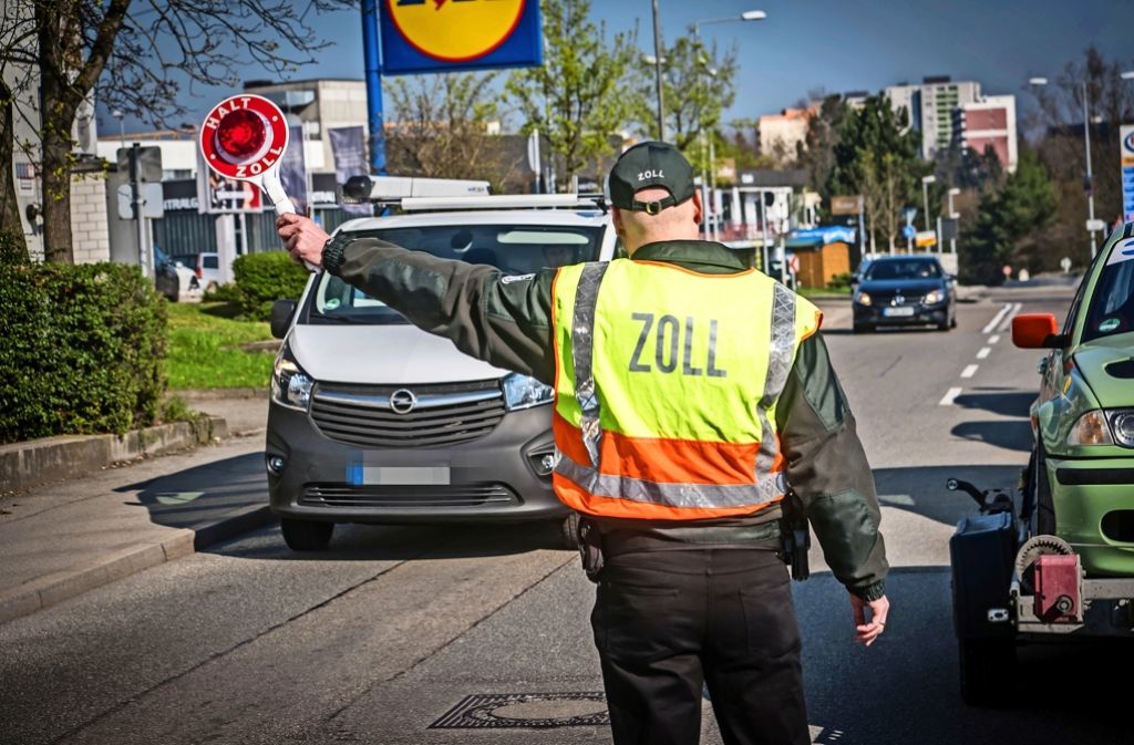 Ein Mitarbeiter des Hauptzollamts Stuttgart kontrolliert im Stadtteil Fasanenhof die Fahrer von Lieferwagen und Lkw, um die Einhaltung des Mindestlohns zu überprüfen Foto: Lichtgut/Achim Zweygarth