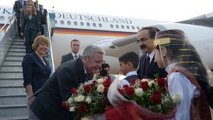 Bundespräsident Joachim Gauck und seine Lebensgefährtin Daniela Schadt auf dem Flughafen in Adana. Gauck ist zu einem viertägigen Besuch in der Türkei.  Foto: dpa
