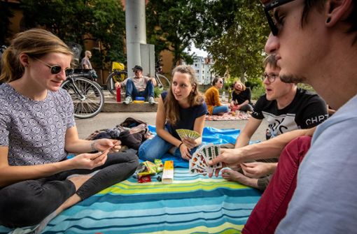 Mit der Picknickdecke auf der B 14: Teilnehmer des Sit-Ins spielen Karten. Foto: Lichtgut/Julian Rettig/Julian Rettig