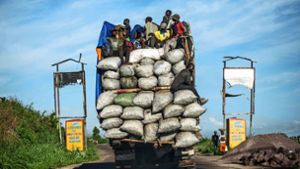 „Diese Leute sind arm“: Holzkohle-Transport in Matadi im Westen der Demokratischen Republik Kongo. Foto: AFP/Junior D. Kannah