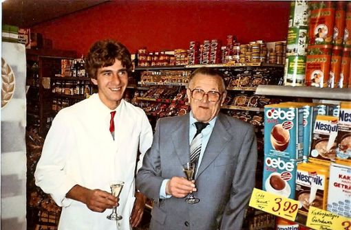Der aktuelle Geschäftsführer Klaus Andermann mit seinem Opa,  dem Gründer Walter Knittel zum 50-Jahr-Jubiläum (linkes Foto), Mitte der 1980er Jahre. Foto: privat (3), Caroline Holowiecki