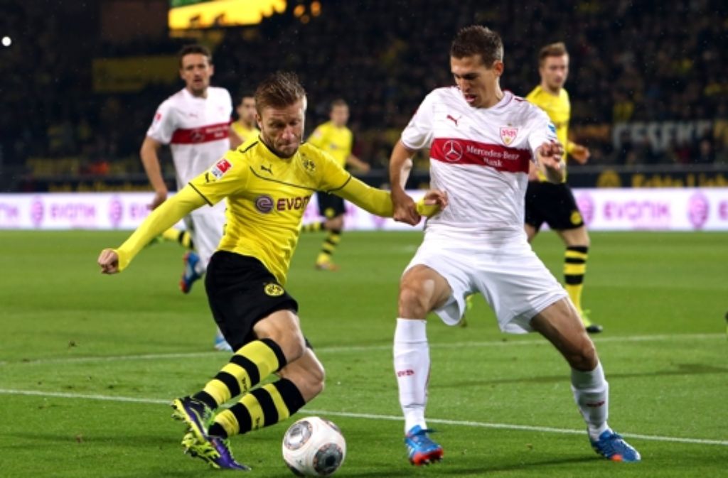 Jakub Blaszczykowski  von Borussia Dortmund kämpft mit Daniel Schwaab um den Ball.