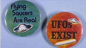 Fliegende Unterassen sind real und Ufos existieren: Ufo-Anstecker aus dem 20. Jahrhundert: Zum Leidwesen vieler Ufo-Fans hat das Pentagon von Außerirdischen nicht bestätigen können. Foto: Imago/Gemini Collection