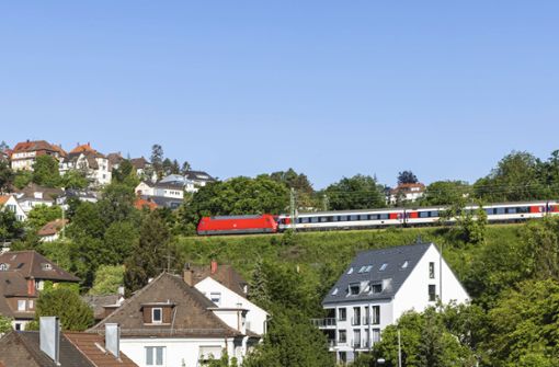 Die Gäubahn, die als Panoramabahn durch die Stuttgarter Halbhöhe verläuft, soll auf Vordermann gebracht werden. Foto: imago/Arnulf / Hettrich