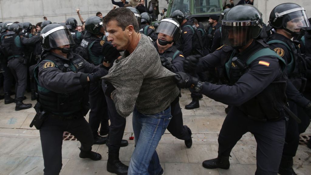 Referendum in Katalonien: Spanische Polizei greift ein