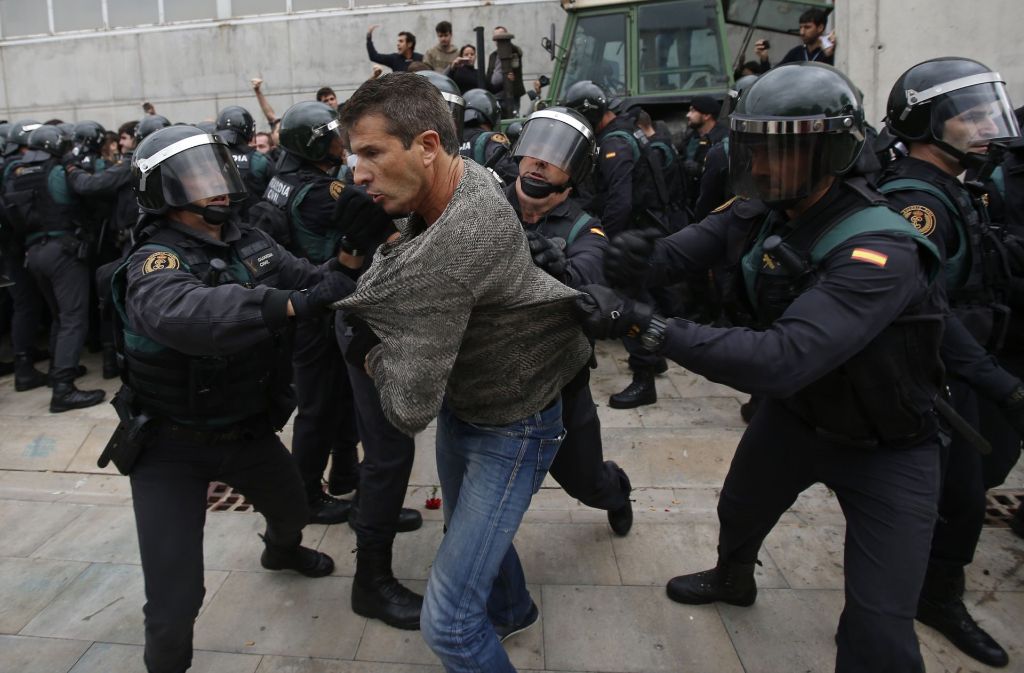 Einheiten der Guardia Civil, der spanischen Nationalpolizei, gehen in Santa Julia de Ramis bei Girona gegen Menschen vor, die ihre Stimme abgeben wollen. Foto: AP
