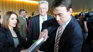 CDU-Fraktionschef Peter Hauk hält das von Grün-Rot neu geschaffene Integrationsministerium, dem Bilkay Öney (links), vorsteht für überflüssig.  Foto: dpa