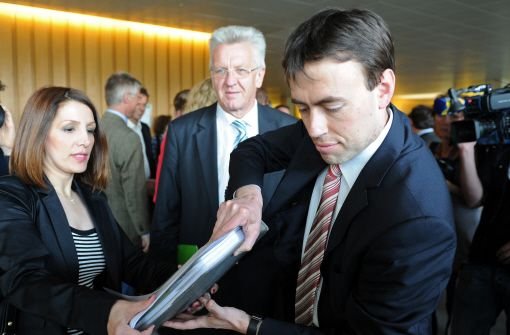 CDU-Fraktionschef Peter Hauk hält das von Grün-Rot neu geschaffene Integrationsministerium, dem Bilkay Öney (links), vorsteht für überflüssig.  Foto: dpa